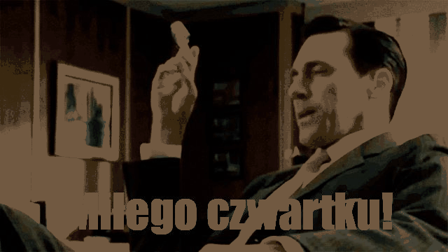Mężczyzna w pracy miłego czwartku